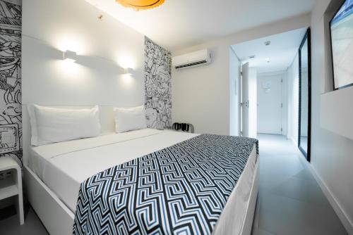 a bedroom with a large bed in a room at ibis Styles Rio de Janeiro Botafogo in Rio de Janeiro