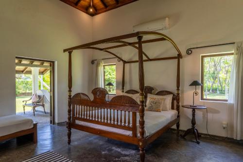 ウナワトゥナにあるPrana Villa Unawatuna - Charming 4 bedroom Villaのベッドルーム1室(天蓋付きベッド1台付)