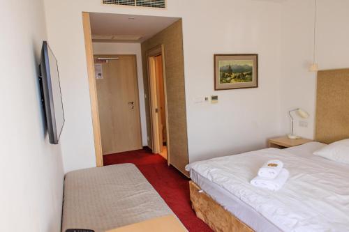 Postel nebo postele na pokoji v ubytování Hotel Villa Nečas Žilina