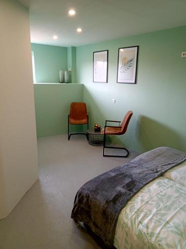 une chambre avec un lit et une chaise dans l'établissement Quad-Adventure, à Ainvelle