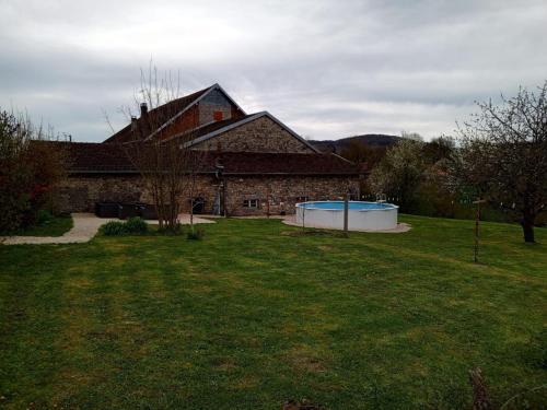 une maison avec une grande cour avec piscine dans l'établissement Quad-Adventure, à Ainvelle