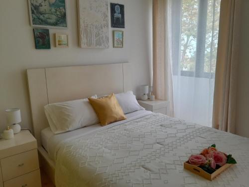 a bedroom with a bed with two roses on it at Espaco Edla in Sintra