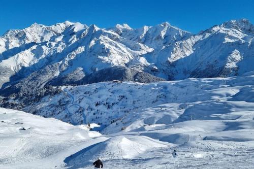 a person skiing down a snow covered mountain at Le chalet des belges - Saint-Gervais in Saint-Gervais-les-Bains