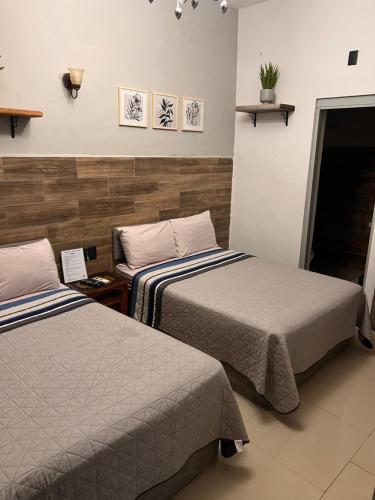 Ένα ή περισσότερα κρεβάτια σε δωμάτιο στο The Black Tree Hotel Colonial