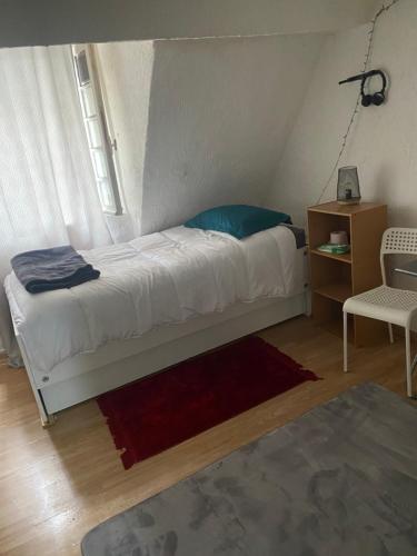 une petite chambre avec un lit et une chaise dans l'établissement Studio, à Paris