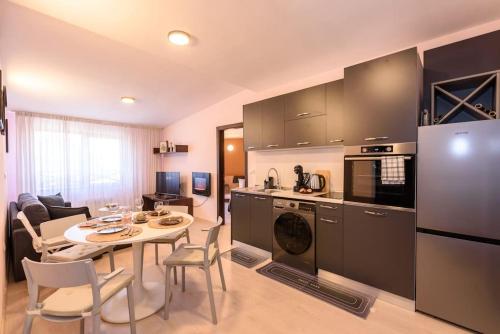 2BR Apartment Near Gondola by SI Stay