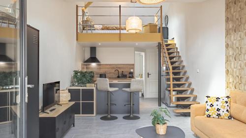 Il comprend un salon avec une mezzanine et une cuisine. dans l'établissement Le Loft Savinien - Proche Troyes - 3 pers, à Sainte-Savine