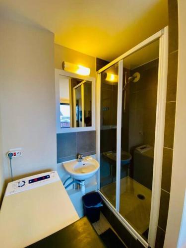 une petite salle de bain avec un lavabo et une douche dans l'établissement Alpe d'huez quartier jeux 50 m2-100 m des pistes, à Huez