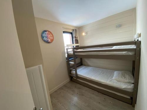 une petite pièce avec deux lits superposés dans l'établissement Alpe d'huez quartier jeux 50 m2-100 m des pistes, à Huez