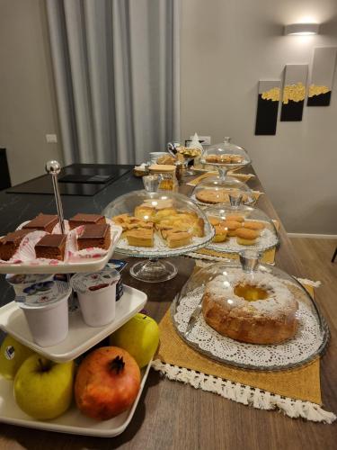 une table remplie de différents types de desserts et de plats dans l'établissement Ai Livastri B&B, à Cori