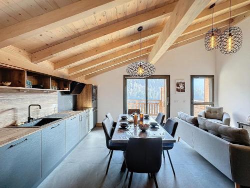 une cuisine et une salle à manger avec une table et des chaises dans l'établissement Le Seraya - 5 pers- pistes à proximité, aux Gets