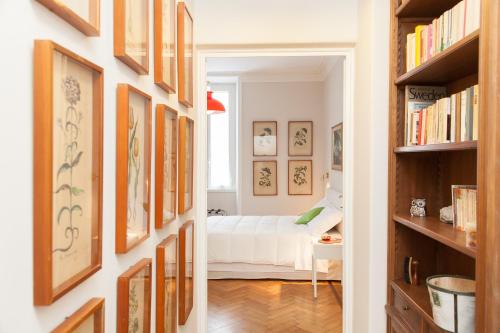 ローマにあるLovely House Romeの本棚付きの部屋のベッド1台が備わるベッドルーム1室