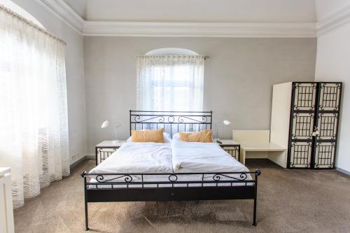 Postel nebo postele na pokoji v ubytování Hotel Villa Nečas Žilina