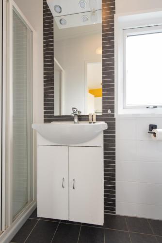 a bathroom with a white sink and a mirror at Kompas Camping Nieuwpoort in Nieuwpoort