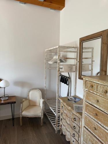a dressing room with a mirror and a chair and a dresser at El Hotel & SPA de Verdiago in Verdiago