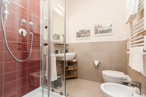 ローマにあるLovely House Romeのバスルーム(シャワー、トイレ、シンク付)
