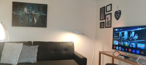 Una televisión o centro de entretenimiento en Fiskerhuset i Øster Hurup - i byen, ved stranden