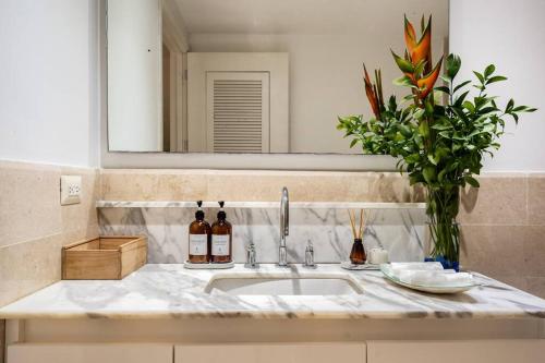 un lavabo de salle de bain avec deux bouteilles de vin dessus dans l'établissement Best Location & Comfort in the Walled City, à Carthagène des Indes