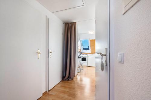 an open door to a room with a desk at Yvette's Ferienwohnung in Lugau