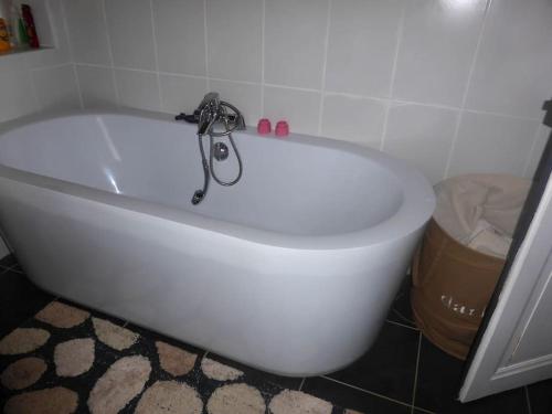 Ένα μπάνιο στο Grand chalet hiver été 13 p loc à la semaine du samedi au samedi