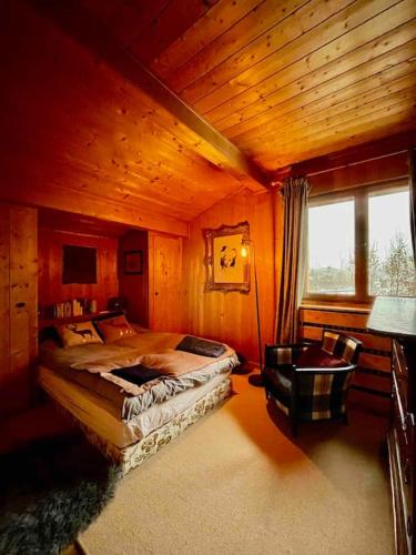 une chambre avec un lit dans une pièce en bois dans l'établissement Le Nan Ste, à Megève