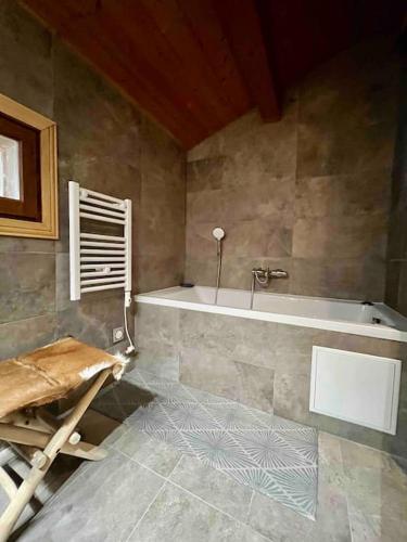 une salle de bain avec une baignoire et un lavabo et une baignoire dans l'établissement Le Nan Ste, à Megève