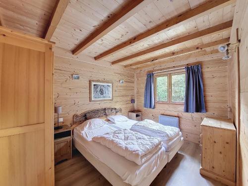 Postel nebo postele na pokoji v ubytování Appartement à 600m des remontées mécaniques, centre Morzine, chalet les Joux