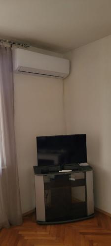 クラリェヴォにあるApartman Kraljevo-ceo stan,privatan parkingの薄型テレビ(室内スタンド付)