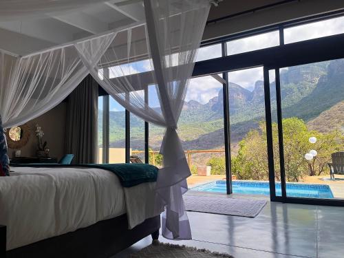 a bedroom with a bed and a view of a pool at Marepe Mountain View in Kampersrus AH