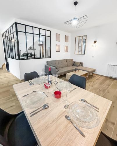 - une table à manger avec des plaques de cuisson dans l'établissement Maison lumineuse avec verrière & grand écran, à Saint-Leu-dʼEsserent