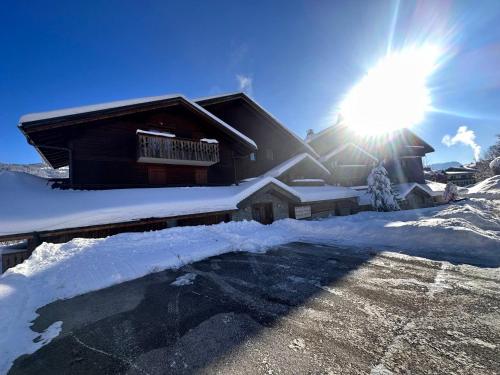 Photo de la galerie de l'établissement Appartement cosy 3 pièces, 6 pers, bien équipé, balcon, proche spa, ski bus, commerces. - FR-1-572-242, aux Carroz d'Arâches