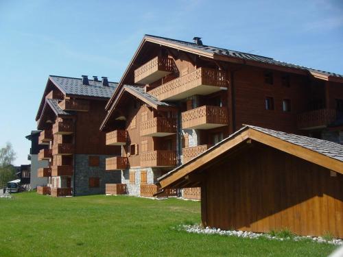 Photo de la galerie de l'établissement Appartement cosy 3 pièces, 6 pers, bien équipé, balcon, proche spa, ski bus, commerces. - FR-1-572-242, aux Carroz d'Arâches