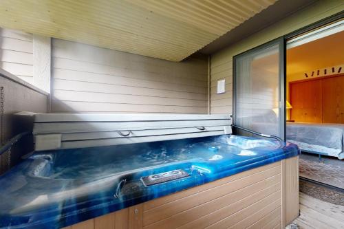 サンリヴァーにあるFairway Village Unit 9の家の角にあるジャグジーバスタブ