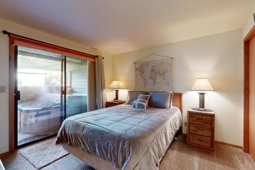 サンリヴァーにあるFairway Village Unit 9のベッドとガラスの引き戸のある寝室