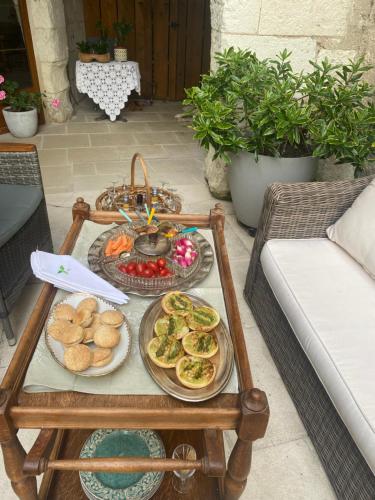 - un plateau de nourriture sur une table sur une terrasse dans l'établissement Manoir des Roches 41, à Bourré
