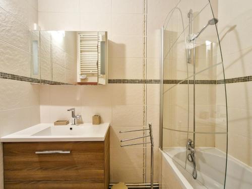 une salle de bain avec un lavabo et une douche dans l'établissement Appartement Confortable au Pied des Pistes à Flaine Forêt - WIFI Gratuit - FR-1-425-145, à Flaine