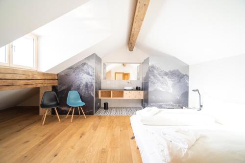 Una cama o camas en una habitación de Chasa Muntanella