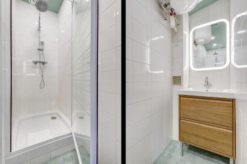 une salle de bain avec douche et lavabo dans l'établissement Montmartre l Center & Historic Sacré-Coeur, à Paris