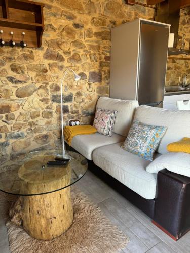 a living room with a couch and a table at El Apartamentín de Verdiago in Verdiago