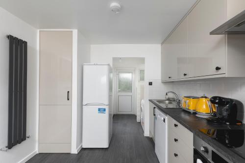 Η κουζίνα ή μικρή κουζίνα στο Garden Escape Spacious 2 Bed with Parking