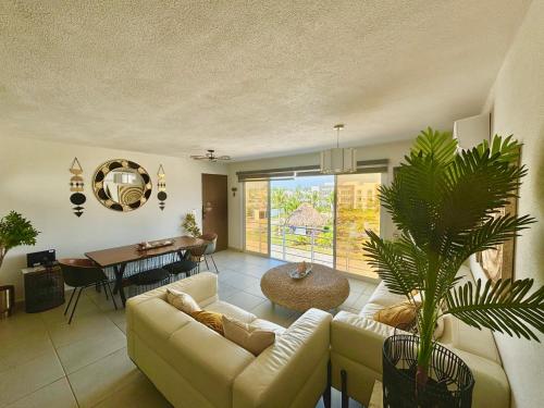 a living room with a couch and a table at Departamento Boutique con más Amenidades que Ningún otro en la Zona in Acapulco