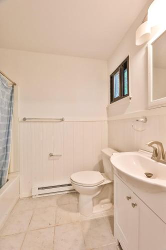 Un baño de Stream-Side Atrium Home with Side Rooms & Pool Table