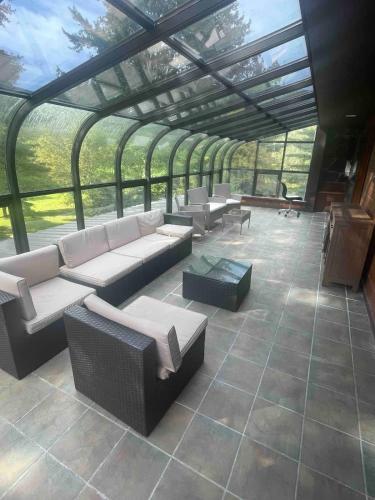 Un lugar para sentarse en Stream-Side Atrium Home with Side Rooms & Pool Table