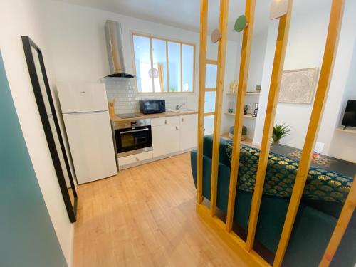 une pièce avec une cuisine et un salon dans l'établissement Le Temple 1, à Calais