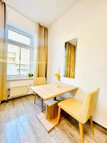 Cozy Private Rooms in 3BR Apartment Near FAC Platz