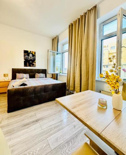 ウィーンにあるComfy 3BR in a Shared Apt, 10Min to FAC Platzのベッドとテーブルのある寝室