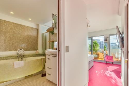 une salle de bain avec une baignoire et un lavabo dans l'établissement Sevres- Appartement moderne proche le Bon marché, à Paris