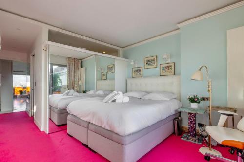 - une chambre avec 2 lits et une moquette rose dans l'établissement Sevres- Appartement moderne proche le Bon marché, à Paris