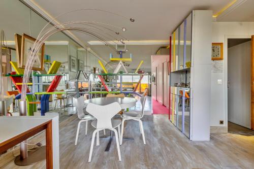 une salle à manger avec une table et des chaises dans l'établissement Sevres- Appartement moderne proche le Bon marché, à Paris