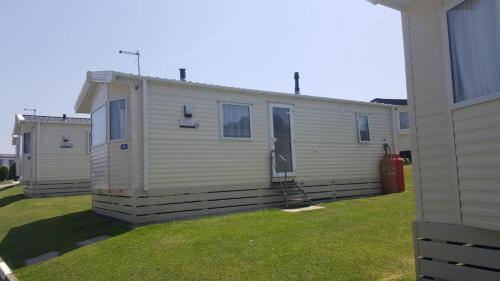 a row of mobile homes parked in a yard at Sandaway Holiday Park in Combe Martin